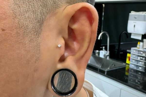 Ảnh nam xỏ khuyên cá tính