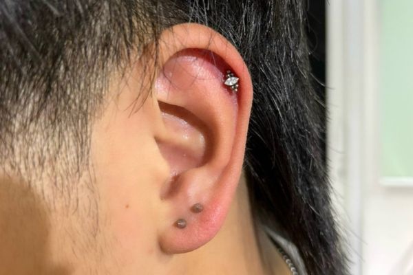 Ảnh nam xỏ khuyên cá tính