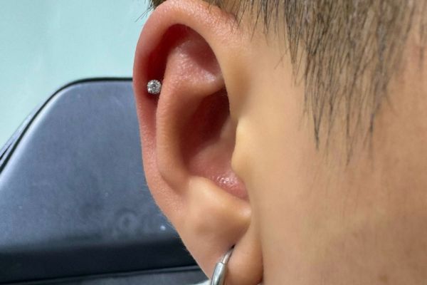 Ảnh nam xỏ khuyên cá tính