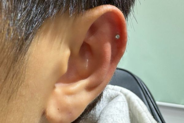 Ảnh nam xỏ khuyên cá tính