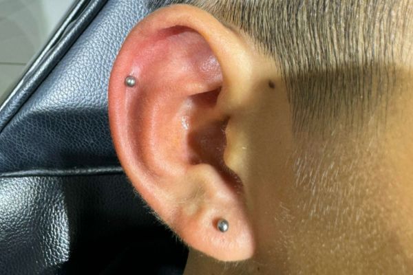 Ảnh nam xỏ khuyên cá tính