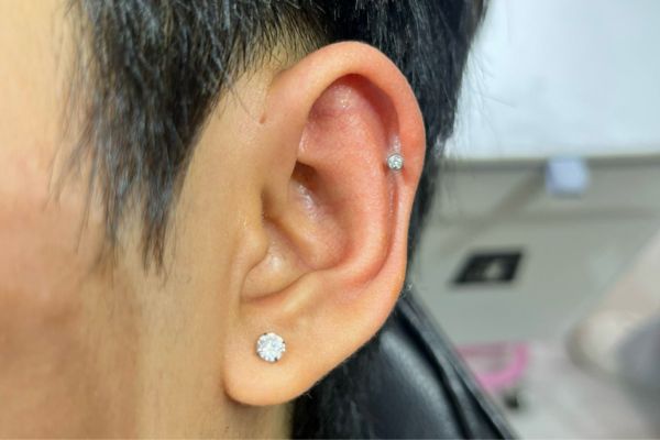 Ảnh nam xỏ khuyên cá tính