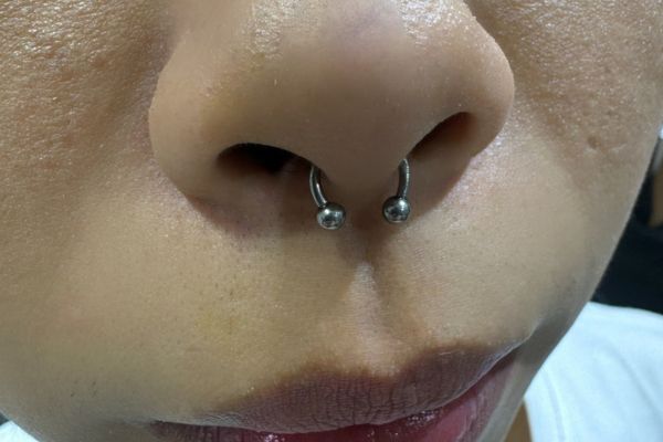 Ảnh nam xỏ khuyên cá tính