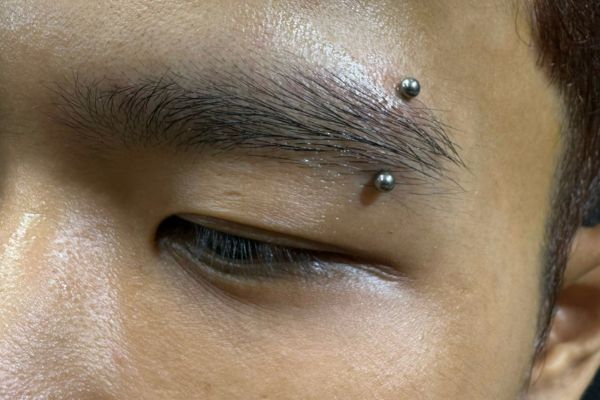 Xỏ khuyên chân mày