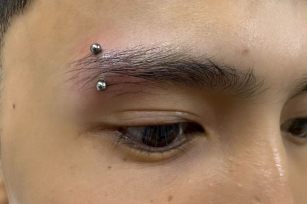 Xỏ khuyên chân mày