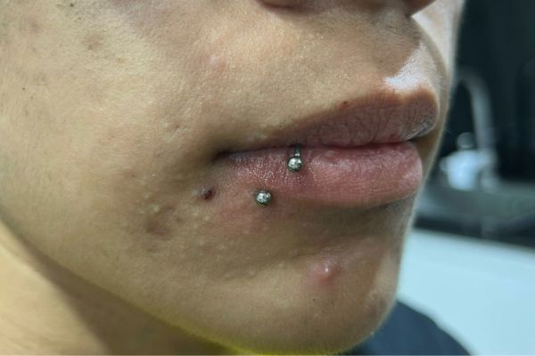 Ảnh nam xỏ khuyên cá tính