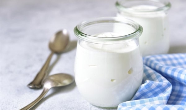 Bạn nên ăn gì để nhanh lành vết xỏ khuyên? sữa chua