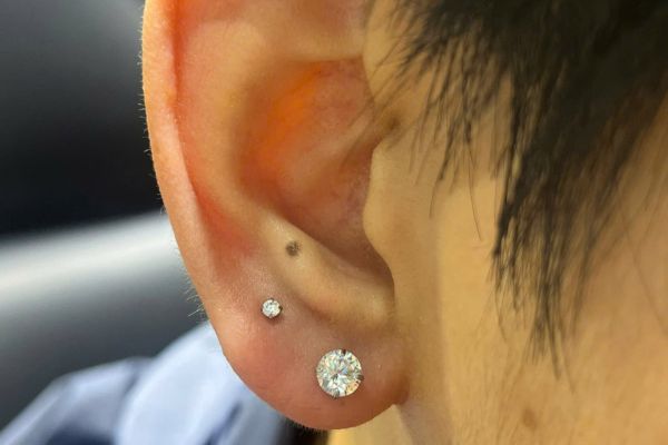 Ảnh bạn nam xỏ thịt tai tại TinyBox 9/2024