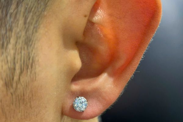 Ảnh bạn nam xỏ thịt tai tại TinyBox 9/2024