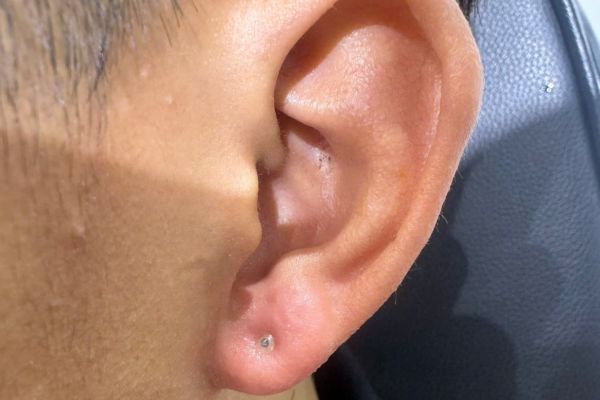 Ảnh bạn nam xỏ thịt tai tại TinyBox 9/2024