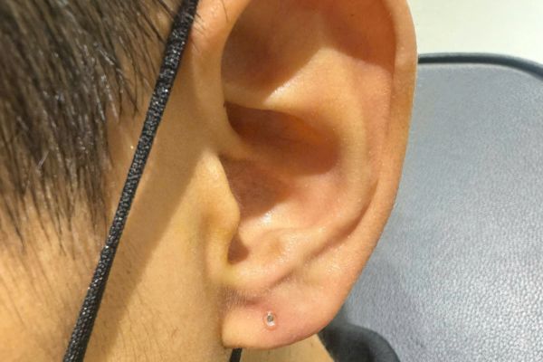 Ảnh bạn nam xỏ thịt tai tại TinyBox 9/2024