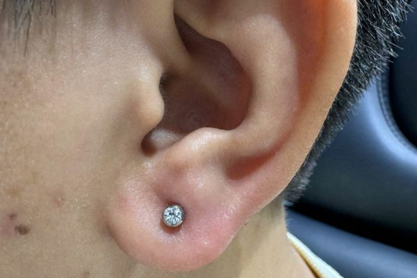 Ảnh bạn nam xỏ thịt tai tại TinyBox 9/2024