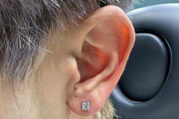 Ảnh bạn nam xỏ thịt tai tại TinyBox 9/2024