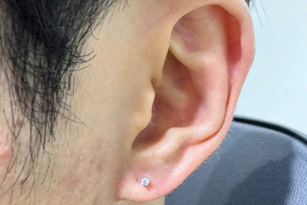 Ảnh bạn nam xỏ thịt tai tại TinyBox 9/2024