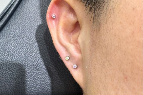 Ảnh bạn nam xỏ thịt tai tại TinyBox 9/2024