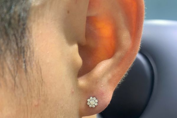 Ảnh bạn nam xỏ thịt tai tại TinyBox 9/2024