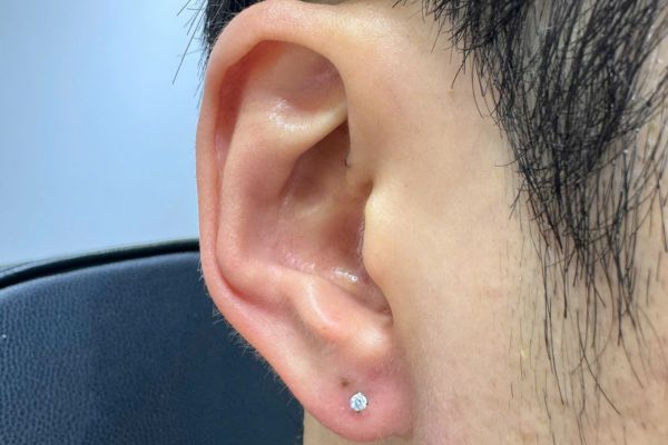 Ảnh bạn nam xỏ thịt tai tại TinyBox 9/2024