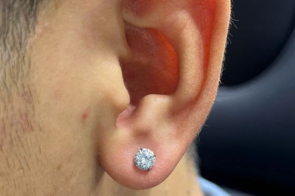 Ảnh bạn nam xỏ thịt tai tại TinyBox 9/2024