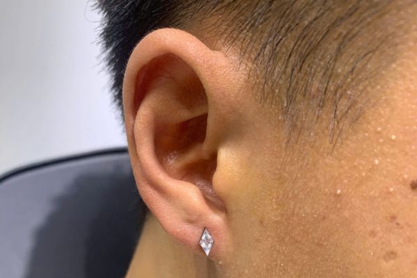 Ảnh bạn nam xỏ thịt tai tại TinyBox 9/2024