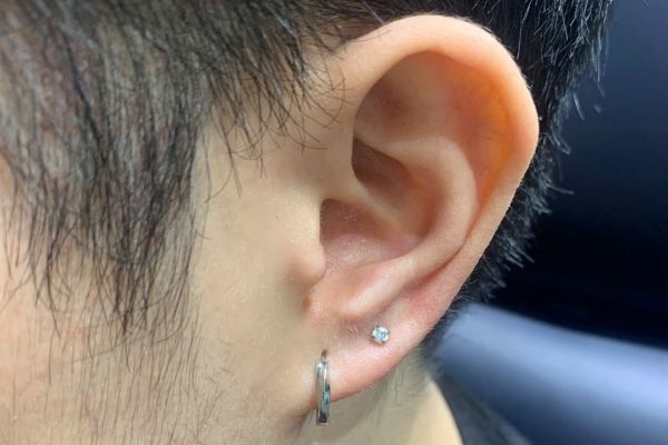 Ảnh bạn nam xỏ thịt tai tại TinyBox 9/2024