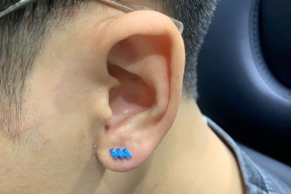 Ảnh bạn nam xỏ thịt tai tại TinyBox 9/2024