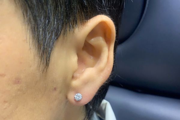 Ảnh bạn nam xỏ thịt tai tại TinyBox 9/2024