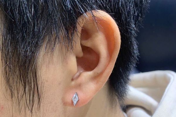 Ảnh bạn nam xỏ thịt tai tại TinyBox 9/2024