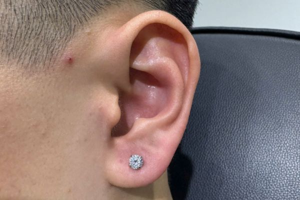 Ảnh bạn nam xỏ thịt tai tại TinyBox 9/2024