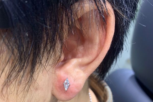 Ảnh bạn nam xỏ thịt tai tại TinyBox 9/2024