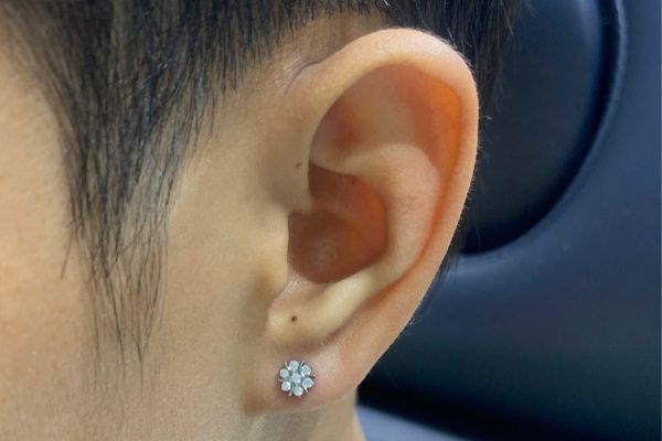 Ảnh bạn nam xỏ thịt tai tại TinyBox 9/2024