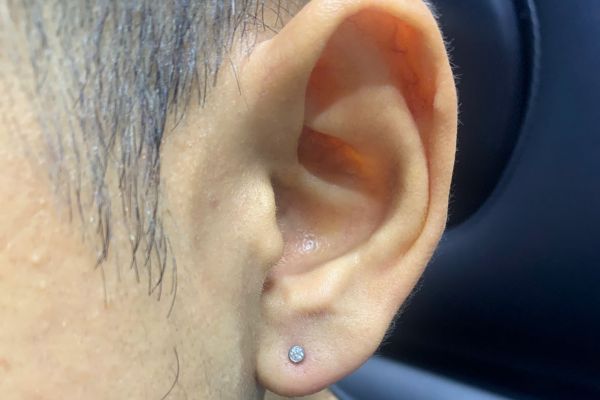 Ảnh bạn nam xỏ thịt tai tại TinyBox 9/2024