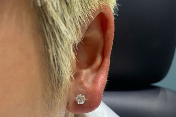 Ảnh bạn nam xỏ thịt tai tại TinyBox 9/2024