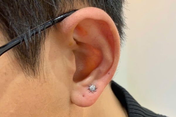 Ảnh bạn nam xỏ thịt tai tại TinyBox 9/2024