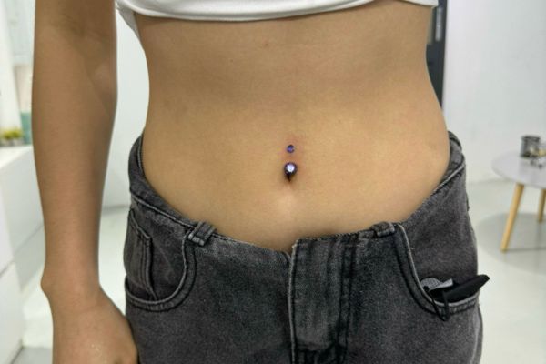 nữ xỏ khuyên rốn