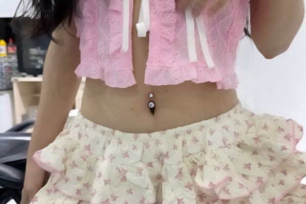 nữ xỏ khuyên rốn