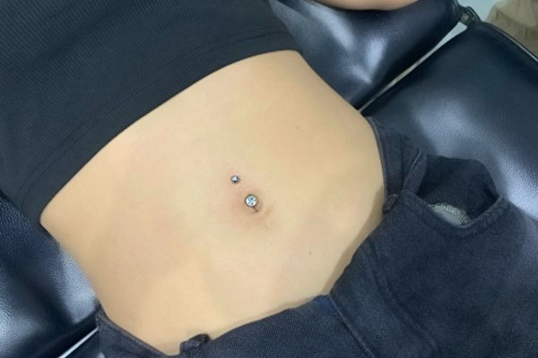 nữ xỏ khuyên rốn