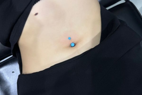 nữ xỏ khuyên rốn