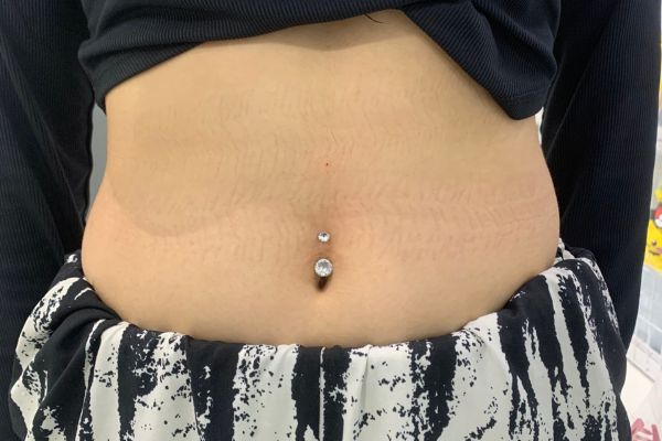 nữ xỏ khuyên rốn