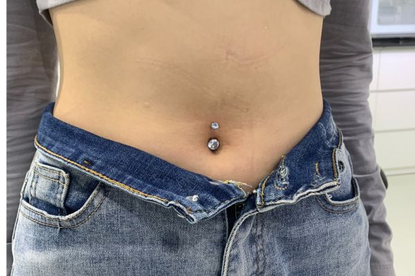 nữ xỏ khuyên rốn