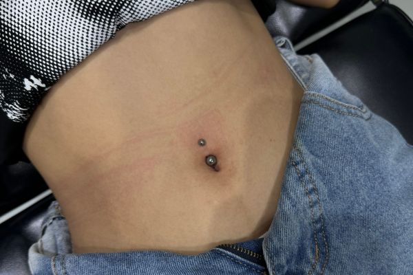nữ xỏ khuyên rốn