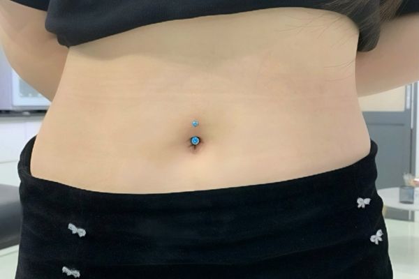 nữ xỏ khuyên rốn