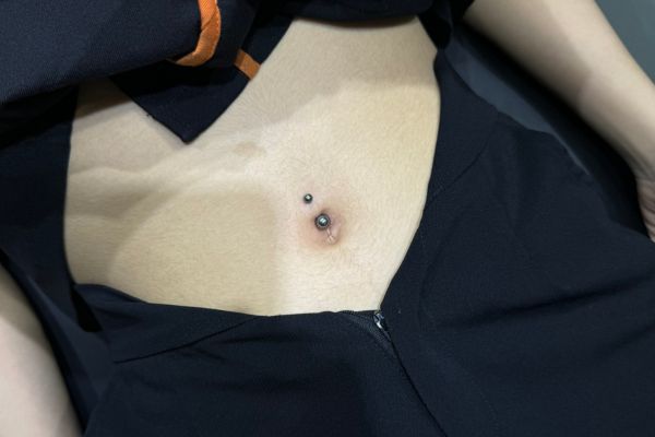 nữ xỏ khuyên rốn