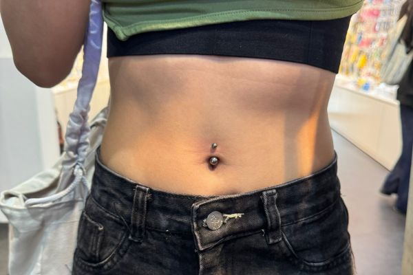 nữ xỏ khuyên rốn