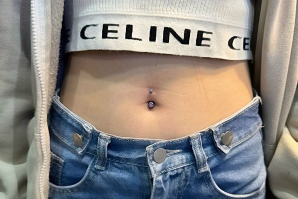 nữ xỏ khuyên rốn