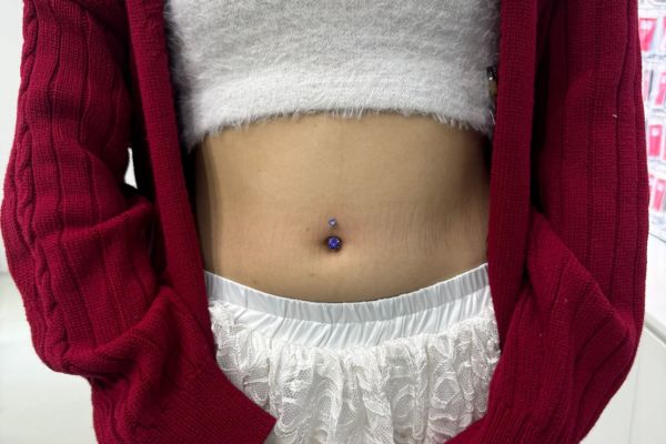 nữ xỏ khuyên rốn