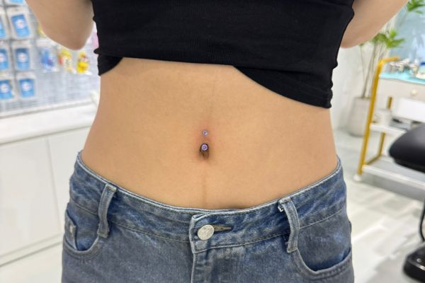 nữ xỏ khuyên rốn