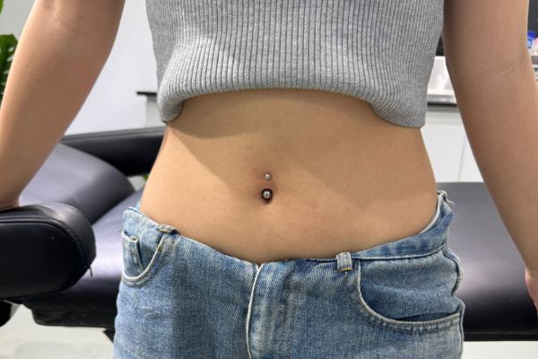 nữ xỏ khuyên rốn