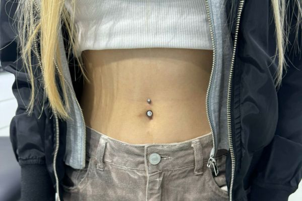 nữ xỏ khuyên rốn