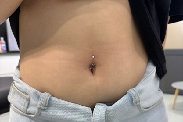 nữ xỏ khuyên rốn