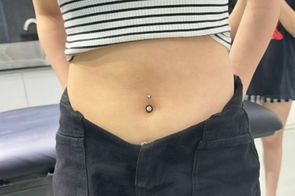 nữ xỏ khuyên rốn